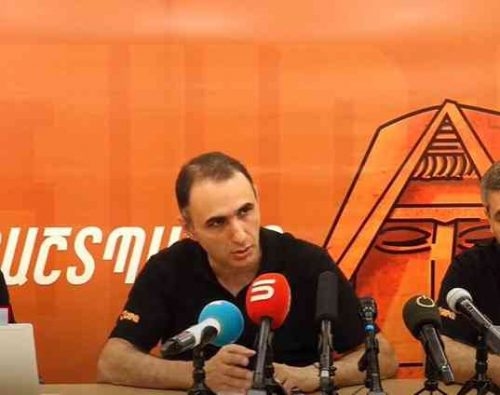 Հանրային ծառայողներին ահաբեկում են, սպառնում «Հայաքվեին» միանալու դեպքում ազատել աշխատանքից․ Ավետիք Չալաբյան