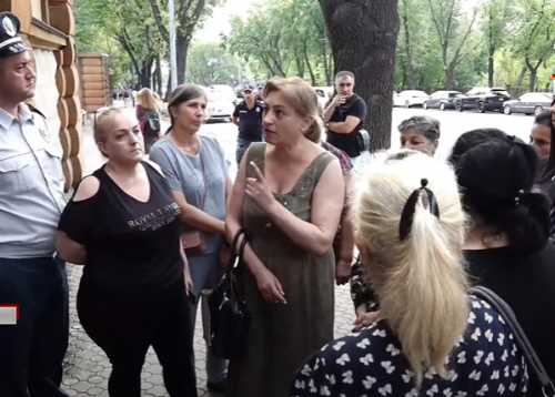 Անհետ կորածների ծնողները փակել են Բաղրամյան-Պռոշյան խաչմերուկը