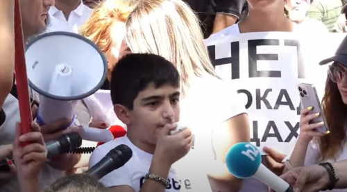 Малыш из Арцаха перед посольством Франции: Откройте дорогу жизни, мои сверстники засыпают и просыпаются полуголодными!