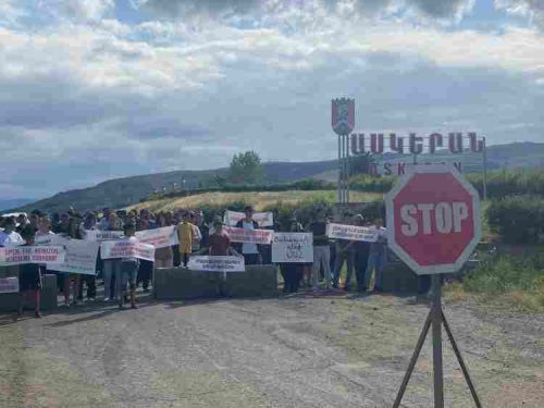 Молодые арцахцы установили бетонные блоки на дороге Аскеран-Акна