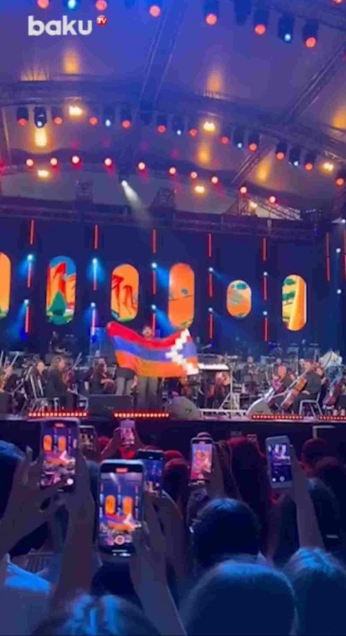 Վանաձորում միջոցառման ժամանակ բերման է ենթարկվել բեմում Արցախի դրոշը պարզած քաղաքացին