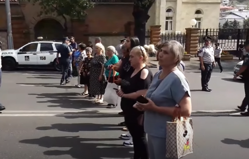 Անհետ կորած զինծառայողների ծնողները բացել են Բաղրամյան պողոտան