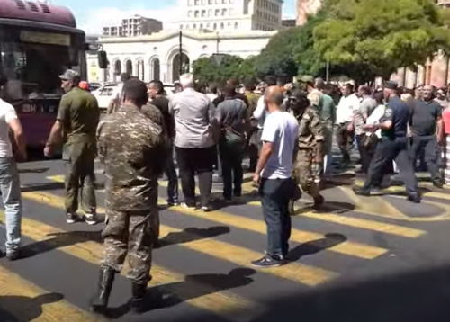 Արցախի ճանապարհը բացելու պահանջով ակցիայի մասնակիցները Կառավարության մոտ ճանապարհ են փակել