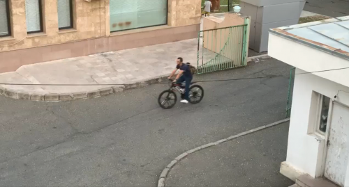 Հղի կնոջն ուտելիք հասցնելու համար արցախցի տղամարդն օրը 3 անգամ հեծանիվով հիվանդանոց է հասնում (տեսանյութ)