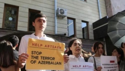 Բողոքի ակցիա ԿԽՄԿ գրասենյակի դիմաց․ արցախցի երիտասարդները՝ ԿԽՄԿ աշխատակցին թույլ չտվեցին դուրս գալ շենքից