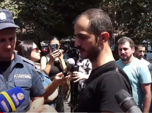 Քաղաքացիներն ալյուր են տարել ՄԱԿ-ի երևանյան գրասենյակի մոտ՝ պահանջելով բացել ճանապարհն ու այն հասցնել արցախցիներին