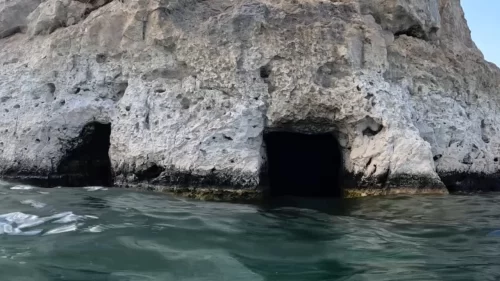 Վանա լճի մակարդակի իջնելու հետևանքով ժայռափոր  սենյակներ և դամբարաններ են հայտնաբերվել