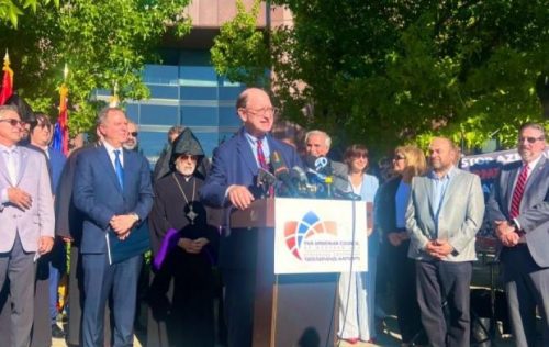 Կոնգրեսականներ Բրեդ Շերմանն ու Ադամ Շիֆը  Լոս Անջելեսում մասնակցել են Ադրբեջանի հյուպատոսարանի մոտ ամերիկահայերի ակցիային