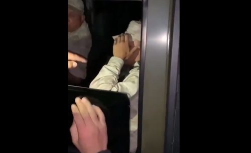 Ռուս խաղաղապահները, ըստ արցախցիների եզրակացության, փորձել են իրենց համազգեստով ադրբեջանցու անցկացնել Արցախ․ Ակնայում հավաքված արցախցիները թույլ չեն տվել (Տեսանյութ)