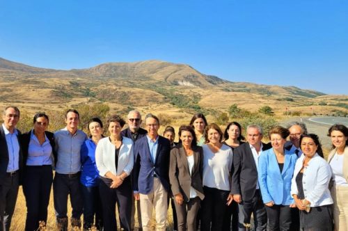 Հումանիտար շարասյունն ուղեկցելու նպատակով Փարիզի քաղաքապետը Հայաստանում է