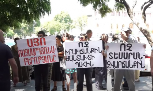 Արցախցիները կառավարության մոտ ակցիա են անում՝ պահանջելով հանդիպում Նիկոլ Փաշինյանի հետ