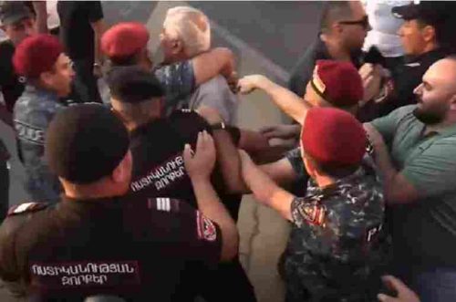 Կառավարության շենքի մոտ բախում է տեղի ունենում ազատամարտիկների և ոստիկանների միջև