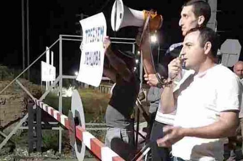 Մի խումբ արցախցիներ ժամանել են ռուս խաղաղապահների տեղակայման վայր և պահանջում են հրամանատարի հետ հանդիպում