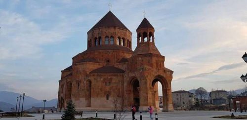 Արցախի Հանրապետության Անկախության տոնի առթիվ Ստեփանակերտի Սուրբ Աստվածածին առաջնորդանիստ եկեղեցում կատարվում է Հանրապետական մաղթանք