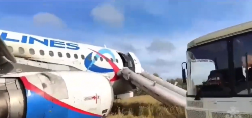 ՌԴ-ում 150 ուղևոր տեղափոխող ինքնաթիռը վթարային վայրէջք է կատարել բաց դաշտում