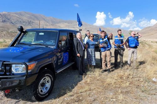 Посол Франции и председатель комитета по внешним связям Национального собрания Франции посетили наблюдателей ЕС в Араратской области