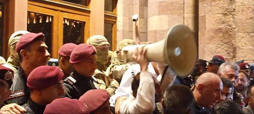 Կառավարության դիմաց հատուկ ջոկատայիններ են բերվել