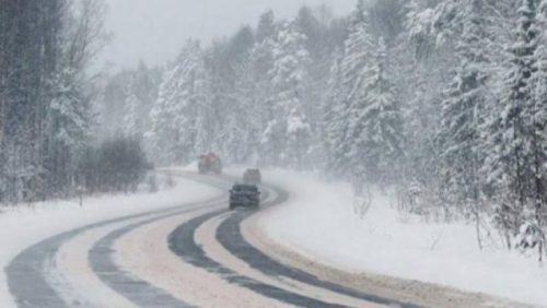 Ветер, снег и гололед: в РА есть труднопроходимые дороги