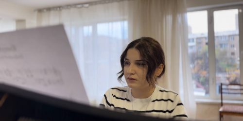 Արցախյան բակում վերջին թեյախմությունն ու սև ու սպիտակ ընկերը