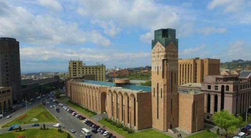 Прерванное из-за потасовки заседание Совета старейшин сегодня продолжается (прямое включение)