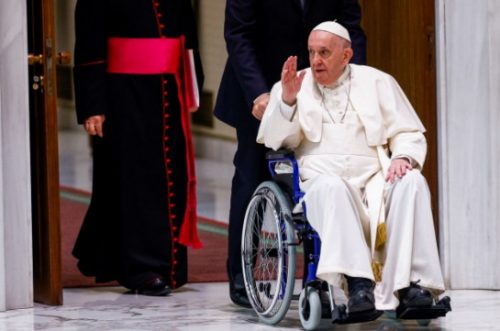 Папа отменил субботний прием из-за проблем со здоровьем