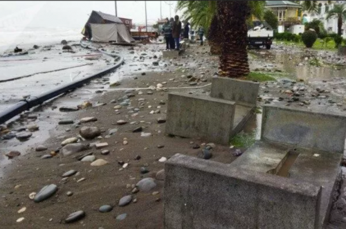 Улицы Батуми затопило черноморским штормом