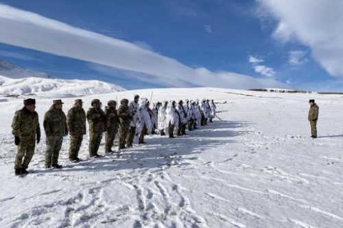 Замглавы МО Азербайджана посетил воинские части вблизи границы с Арменией