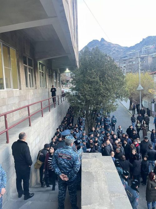 Ոստիկանությունը ձերբակալել է Ալավերդու ավագանու՝ «Ապրելու երկիր» խմբակցության անդամներին