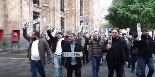 Водители машин с грузинскими номерами устроили акцию протеста перед зданием правительства