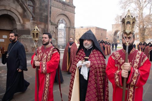 Սրբոց Հրեշտակապետաց եկեղեցի բերվեց Սուրբ Ներսես Շնորհալի հայրապետի մասունքակիր խաչը