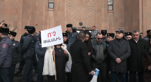 «Мать Армения» проводит акцию перед мэрией, собралось большое количество полицейских