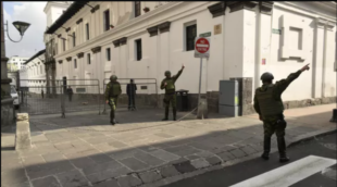 Էկվադորում զանգվածային անկարգություններ են, փողոցներում զինտեխնիկա է կուտակված