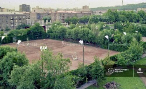 Комментарий мэрии: Сносить теннисные корты не планируется, но не исключена возможность их переноса на другую территорию