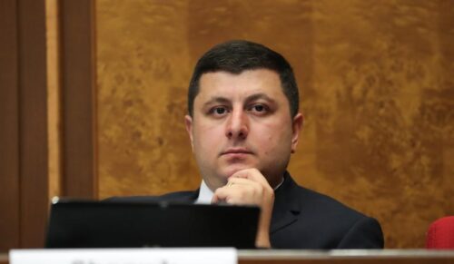 Тигран Абрамян: Действующая власть заставляет общество смириться с развалом страны, а не мир