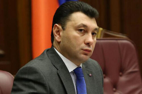 Եռագույնի վրա էլ մի հատ կիսալուսին դրեք՝ ի նշան ձեր թրքահպատակման. Շարմազանովը` նոր սահմանադրություն ընդունելու ծրագրի մասին