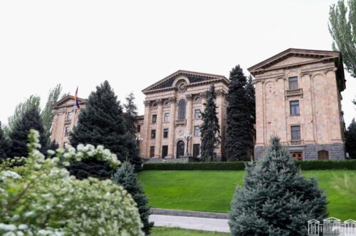 Указ Алена Симоняна: Аппарат Национального собрания получат премию 