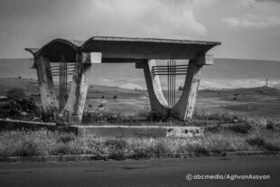 «В эпоху Советов»: автобусные остановки (серия фотографий)