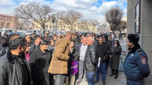 44-օրյա պատերազմում զոհվածների հարազատները բողոքի ակցիա են անում կառավարության շենքի մոտ