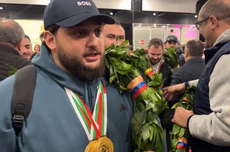 В аэропорту «Звартноц» аплодисментами встретили вернувшихся из Европы чемпионов-штангистов В аэропорту «Звартноц» аплодисментами встретили вернувшихся из Европы чемпионов-штангистов