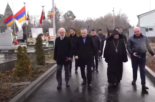 Արցախյան շարժման 36-ամյակի առթիվ Արցախի նախագահն ու մի շարք բարձրաստիճան պաշտոնյաներ Եռաբլուրում էին