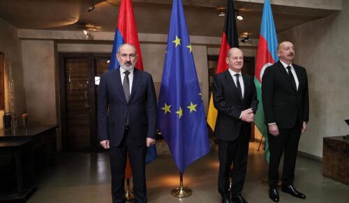 На трехсторонней встрече обсуждены шаги к миру в регионе