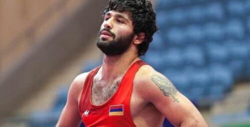 Борец Айк Папикян победил своего польского соперника