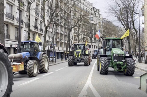 Օժանդակություն պահանջելով իշխանություններից՝ ֆերմերները տրակտորներով հասել են Փարիզի կենտրոն