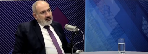 Пашинян в красной рубашке в окружении соседских быков