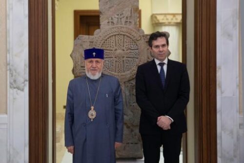 Փորձություններին հնարավոր է դիմակայել միմյանց զորավիգ լինելով․ Վեհափառը՝ Հունաստանի դեսպանին