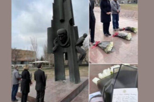 Վիրավորական ենք համարում դեսպանների կողմից Չարենցի կոթողի մոտ Նավալնիի հիշատակին ծաղիկներ խոնարհելը. նամակներ են ուղարկվել ՄԹ և ԱՄՆ դեսպանատներ