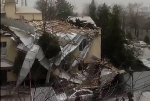 В столице Кыргызстана от песчаной бури пострадали здания и автомобили