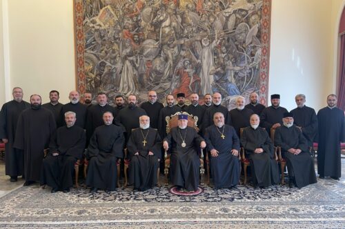 Ամենայն Հայոց Կաթողիկոսը հանդիպել է Մայր Աթոռում վերապատրաստման դասընթացներին մասնակից եկեղեցականների հետ
