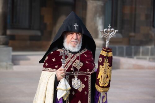 В эти трудные времена требуется больше самоотверженности и заботы для укрепления национально-духовных ценностей: Католикос поздравил женщин