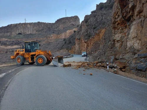 Քարաթափում Ջերմուկ քաղաք տանող ճանապարհին, այն միակողմանի փակ է